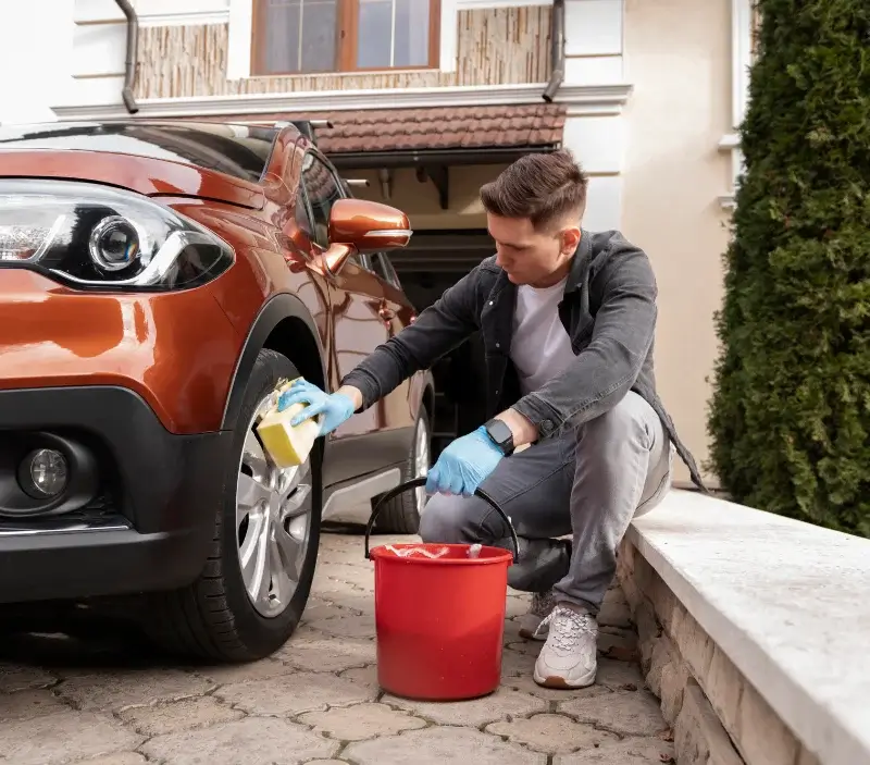 Lavage auto à domicile Celles-sur-Ource : professionnel intervenant sur un véhicule